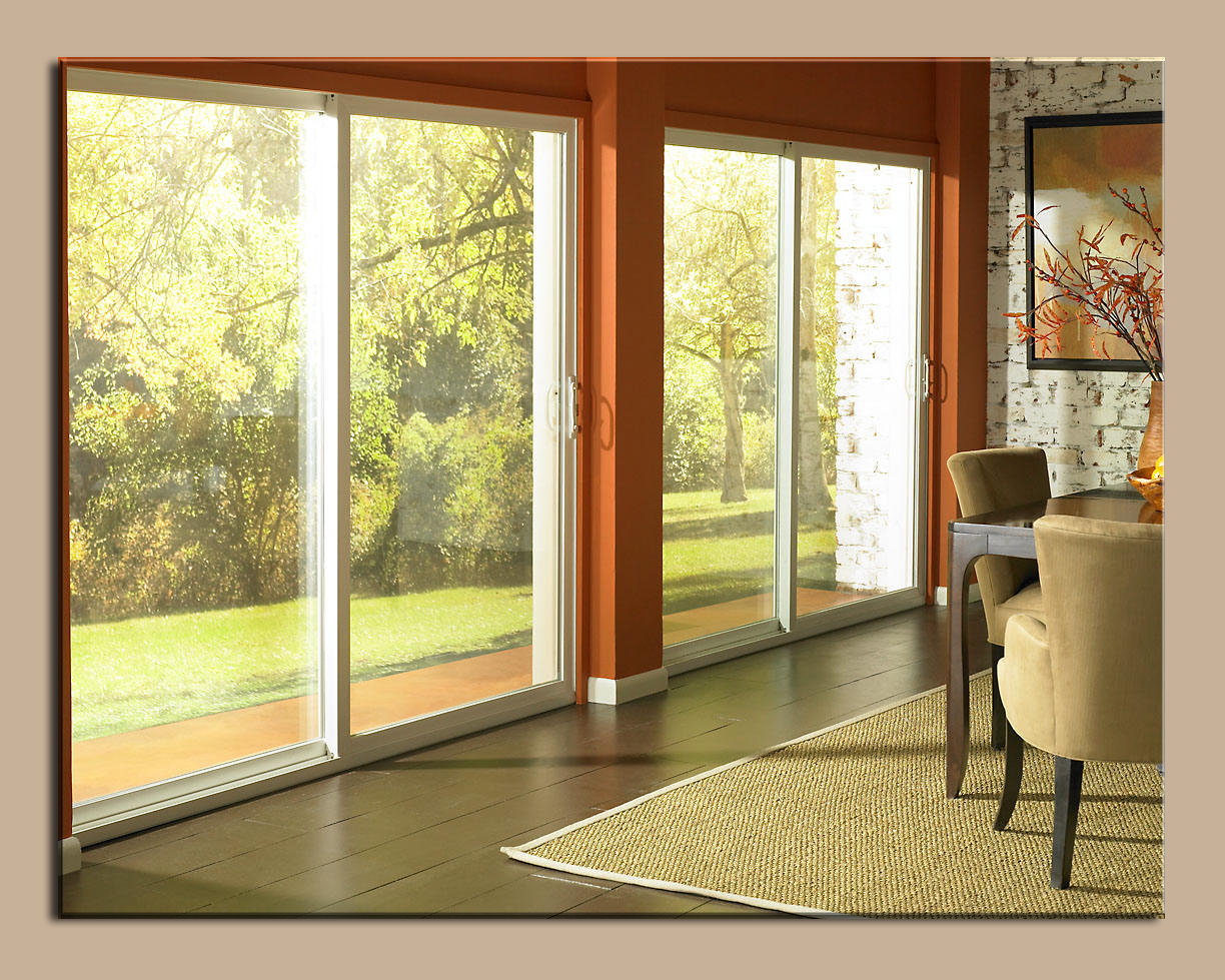 Dinning room with a sliding doors