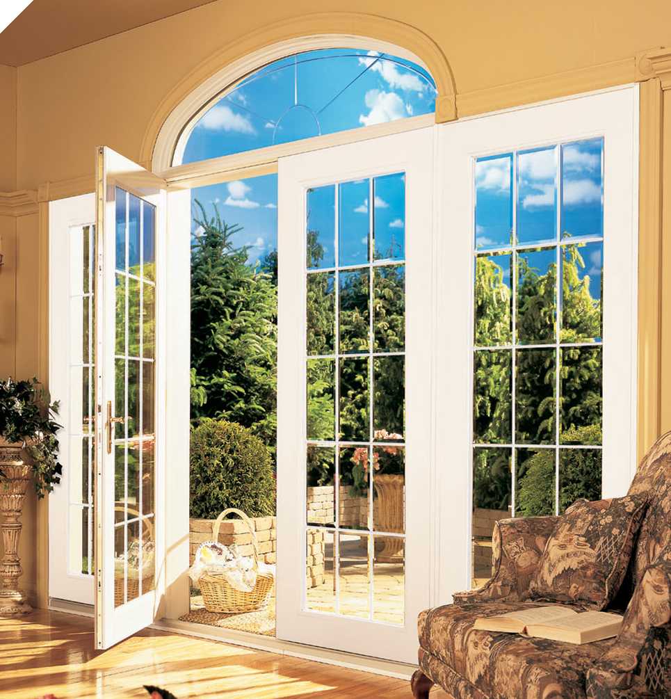 Room in the Argentine style with a wide classic french door