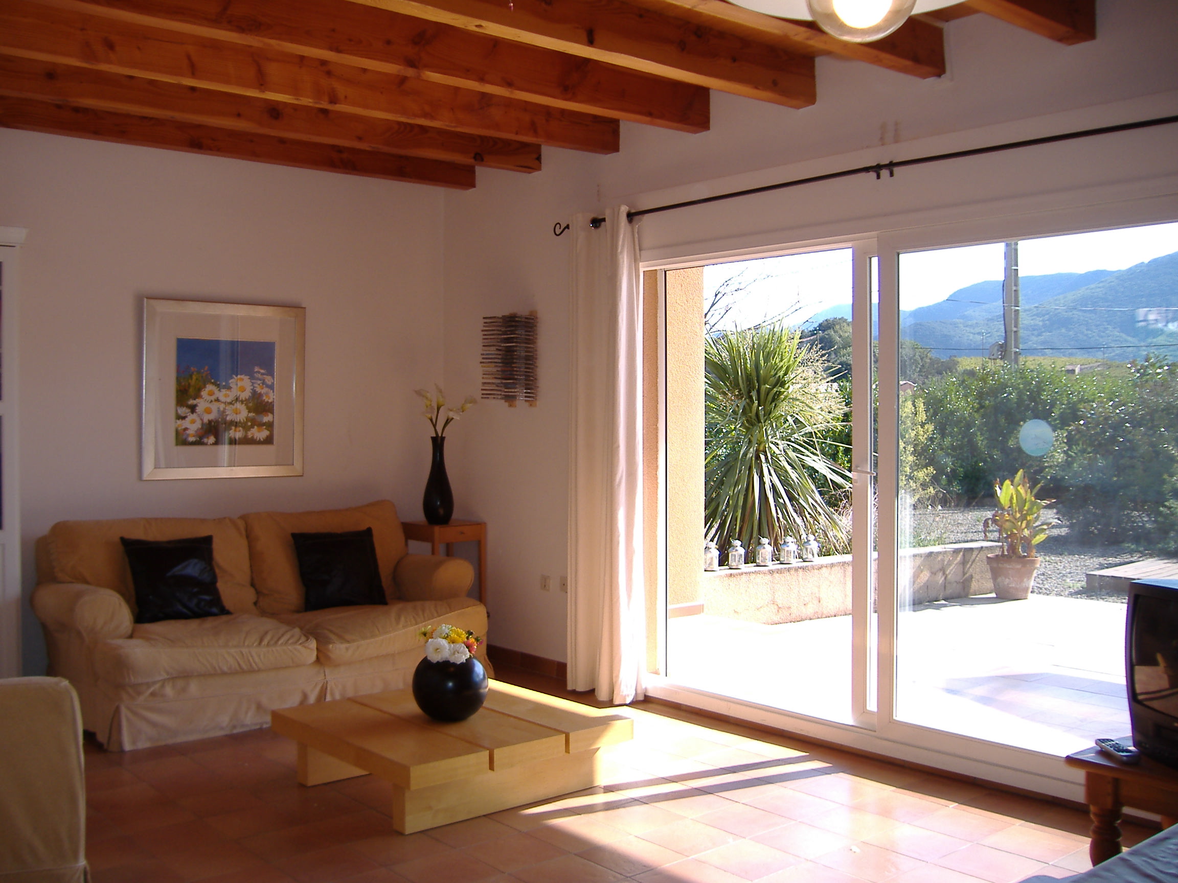 Siesta-styled room with Patio door